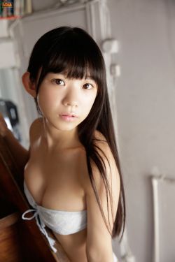 撕开她的乳罩慢慢的揉